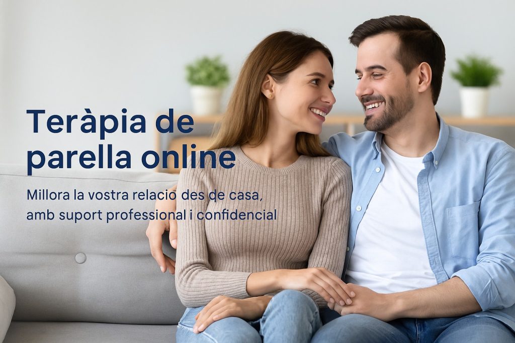 Parella jove asseguda al sofà mirant-se amb complicitat, en un entorn acollidor. Imatge promocional per a teràpia de parella online des de casa.