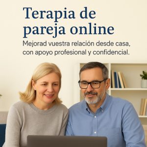 Pareja de mediana edad sonriendo mientras realizan una videollamada desde el sofá de su casa, acompañada del texto promocional: “Terapia de pareja online. Mejorad vuestra relación desde casa, con apoyo profesional y confidencial”